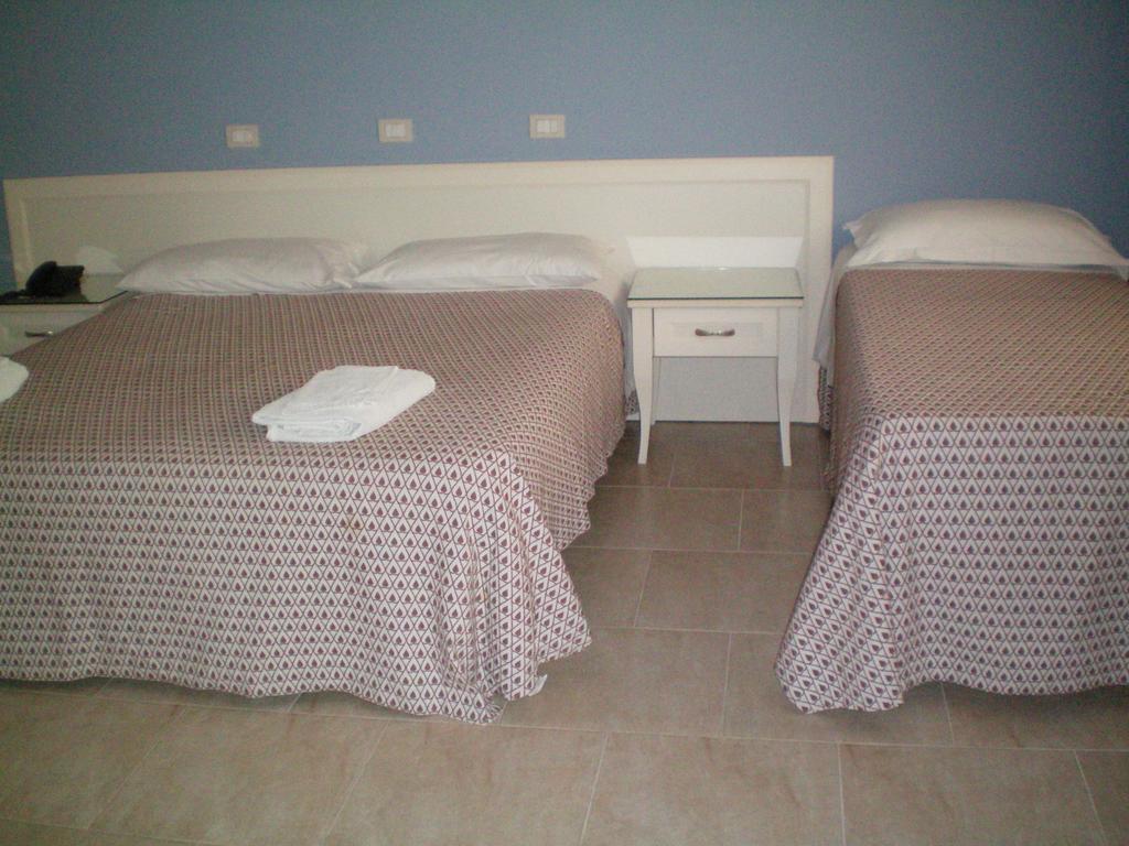 Hotel Zio Cataldo Corato Habitación foto